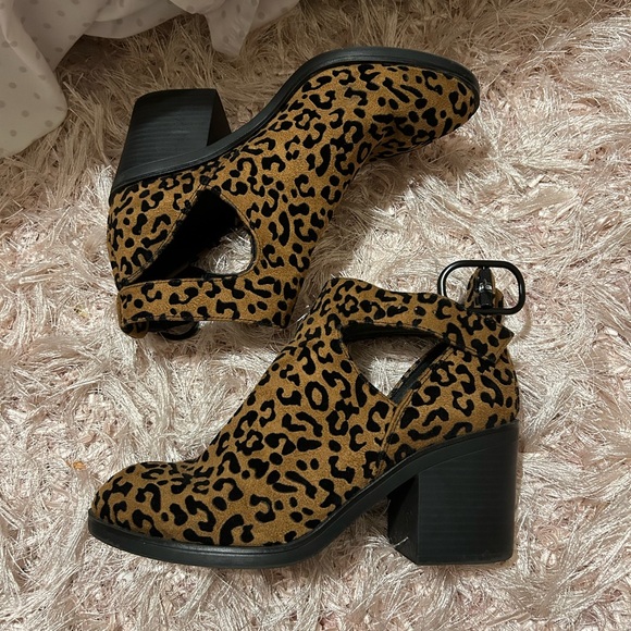 FREE w/ bundle! Mix No. 6 Lopen Tan Black Leopard Textured Cutout Boots - Picture 3 of 6